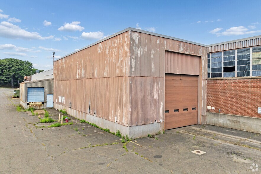 More Photos Of 92 Deerfield Rd, Windsor Unknown For Lease