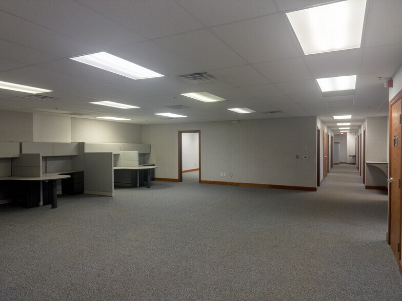 More Photos Of 22960 Venture Dr, Novi Warehouse For Lease