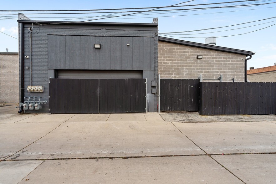 More Photos Of 5512 W 79th St, Burbank Storefront Retail Residential For Sale