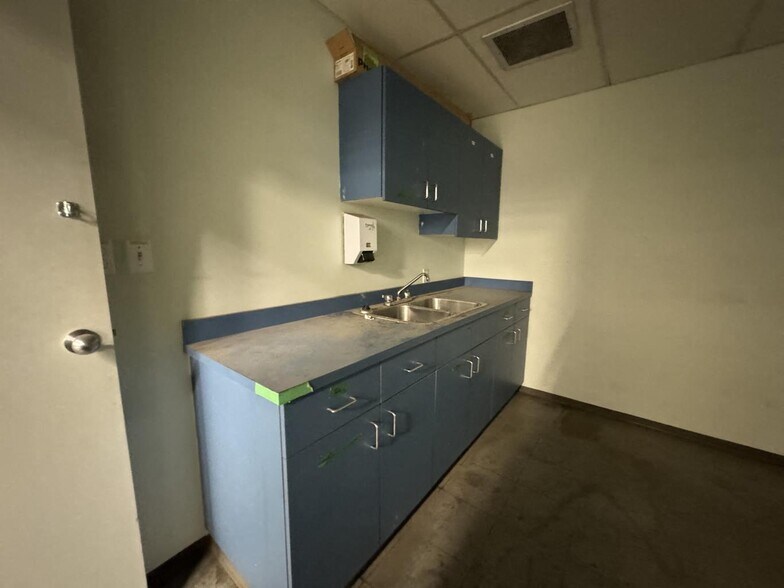 More Photos Of 7158-7168 Progress Way, Delta Service For Lease