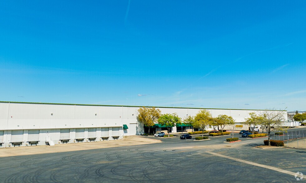 More Photos Of 2020 N MacArthur Dr, Tracy Warehouse For Lease