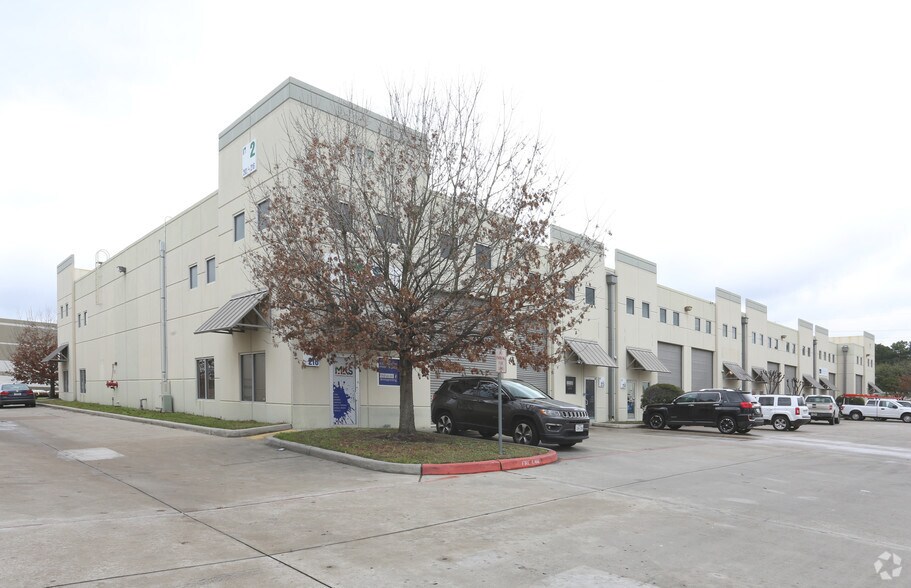 More Photos Of 5750 N Sam Houston Pky E, Houston Warehouse For Lease