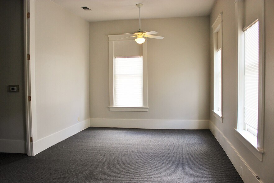 More Photos Of 100-102 E Alamo St, Brenham Office For Lease