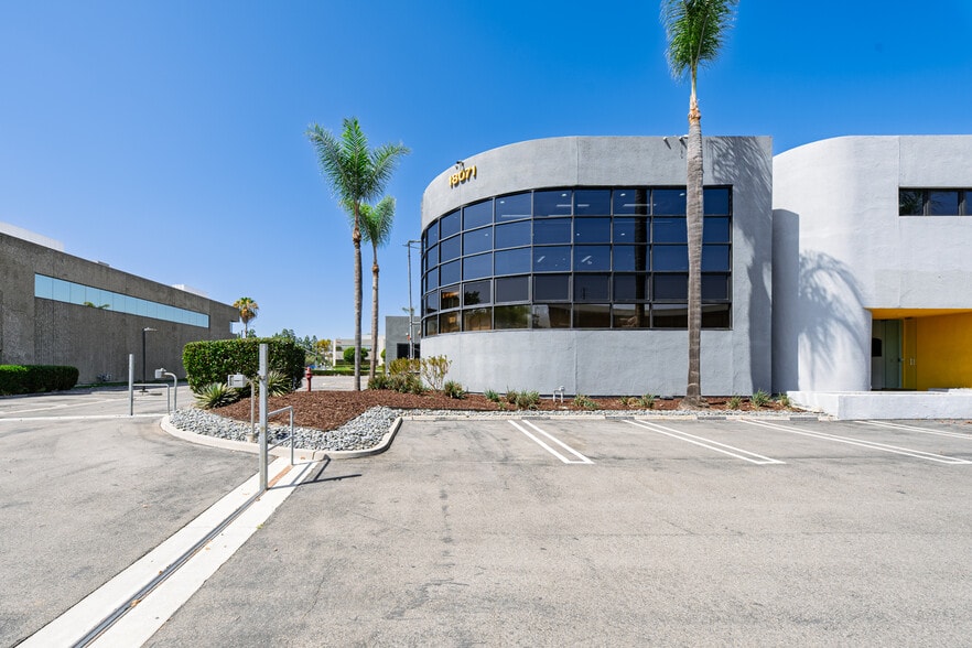 More Photos Of 18071 Fitch, Irvine Showroom For Sale
