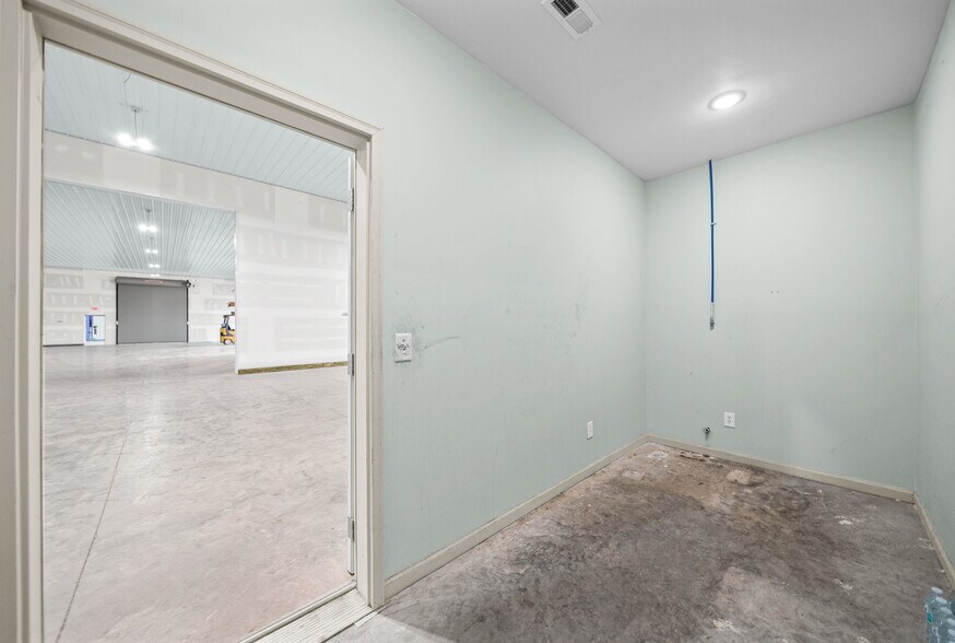 More Photos Of 1040 Smokestack Dr, Clarksville Warehouse For Lease