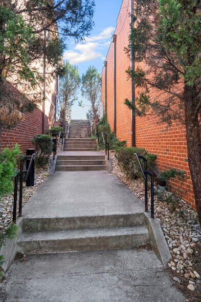 More Photos Of 103-105 Tradewynd Dr, Lynchburg Medical For Sale