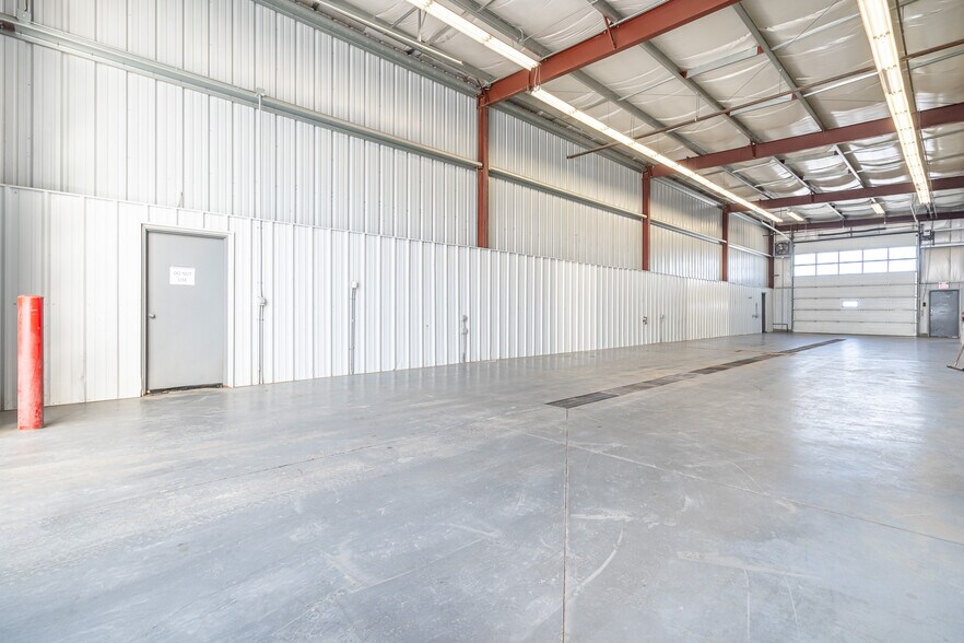 More Photos Of 4807 40 Av, Lloydminster Warehouse For Lease