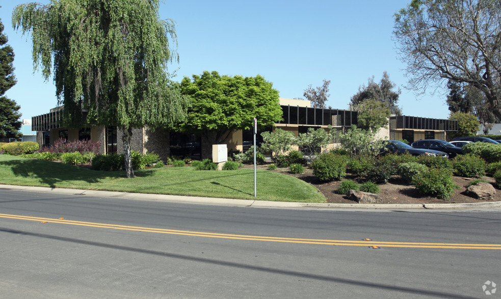 Primary Photo Of 3925-3945 Bohannon Dr, Menlo Park Research And Development For Lease