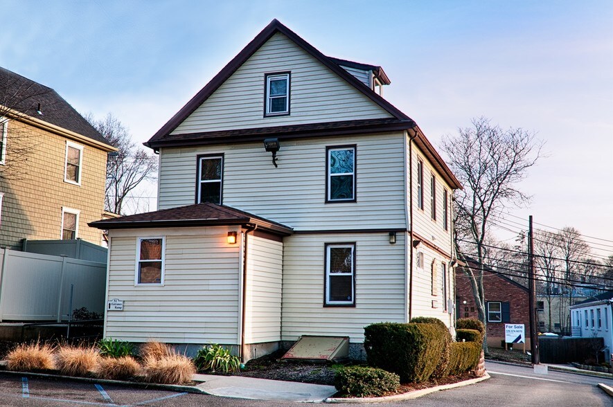 More Photos Of 51 Elm St, Huntington Office Residential For Lease