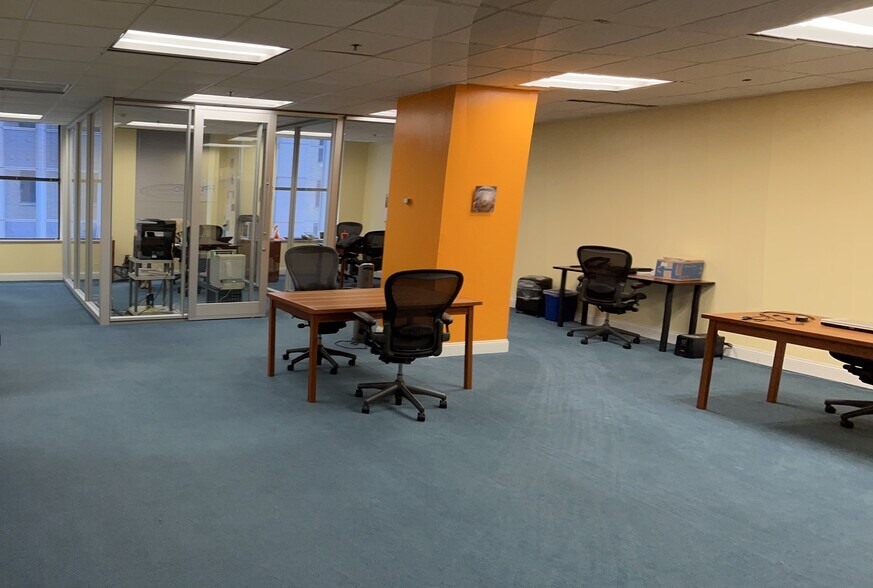 More Photos Of 211 W Wacker Dr, Chicago Office For Sale