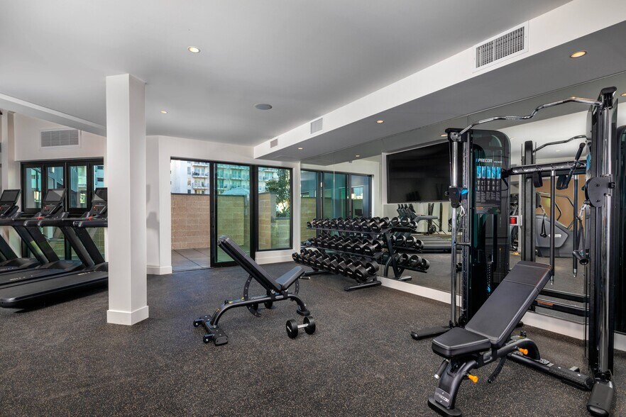 More Photos Of 1340 S Hill St, Los Angeles Apartments For Lease