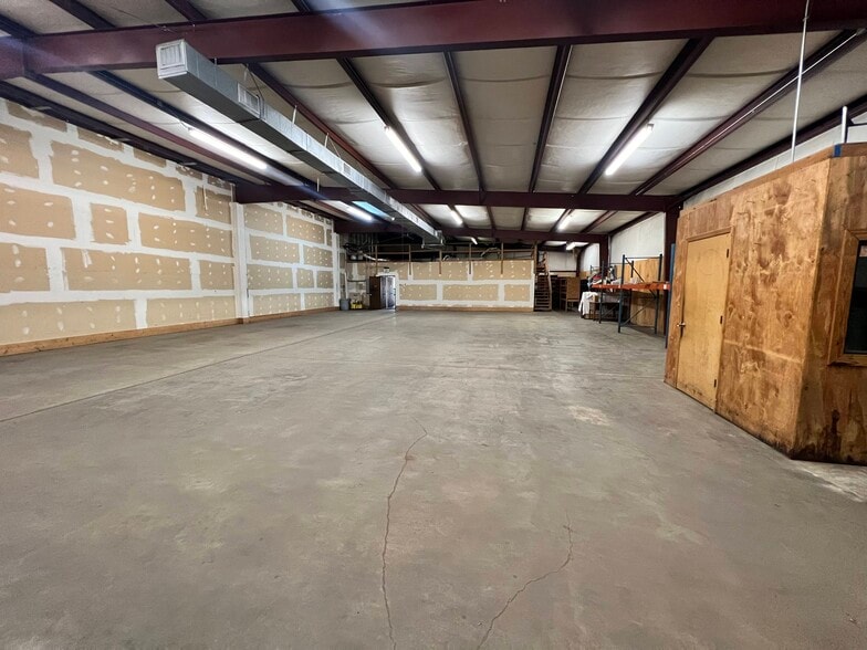 More Photos Of 413 W Chatham St, Cary Flex For Lease