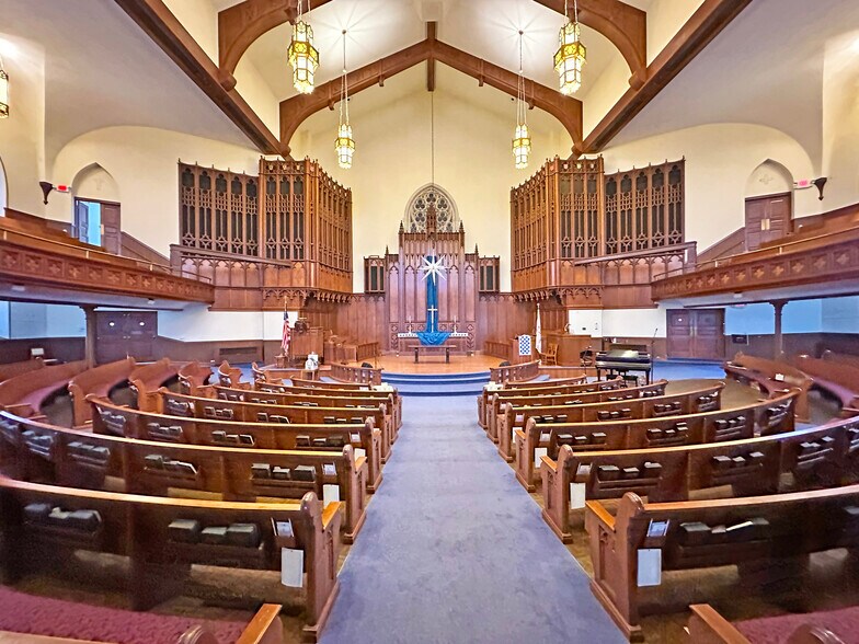 More Photos Of 215 N Court St, Rockford Religious Facility For Sale