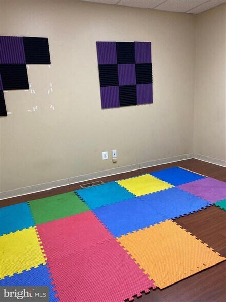More Photos Of 1323 Shepard Dr, Sterling Showroom For Lease