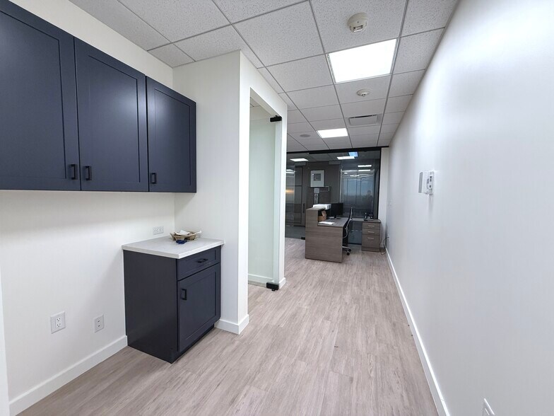 More Photos Of 6100 Corporate Dr, Houston Office For Sale