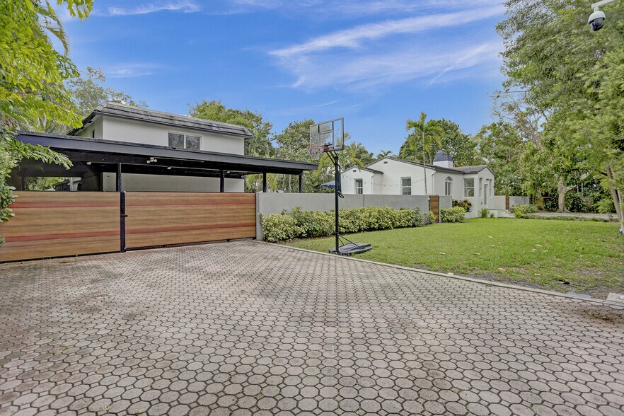 More Photos Of 430 Ne 121st St, Biscayne Park Movie Radio TVStudio For Sale