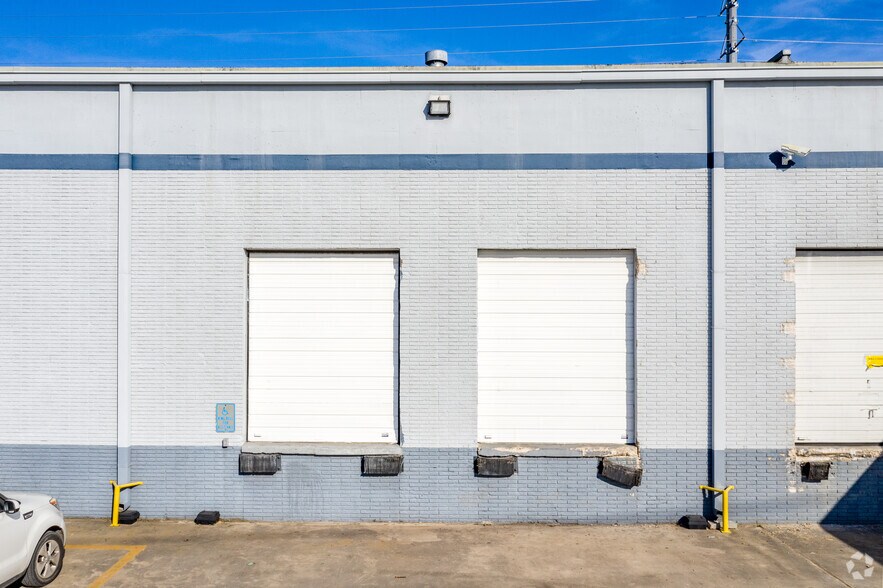 More Photos Of 5702-5720 Business Park, San Antonio Warehouse For Lease