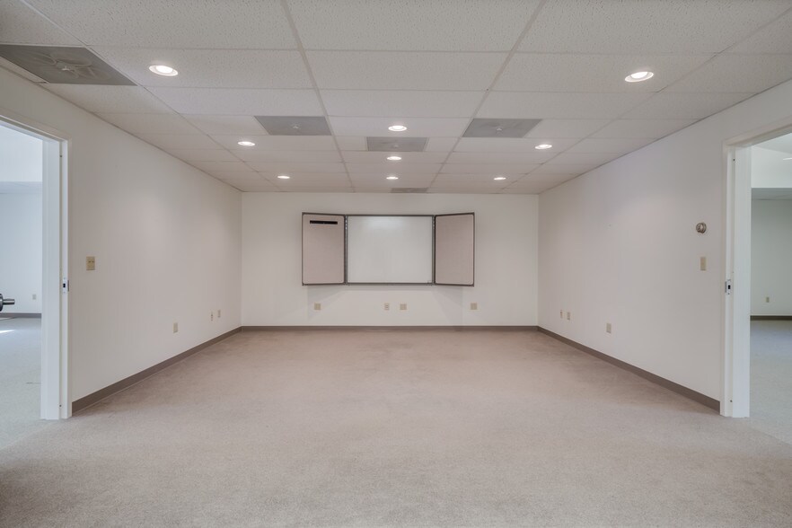 More Photos Of 2442 New Dorset Cir, Powhatan Office For Lease