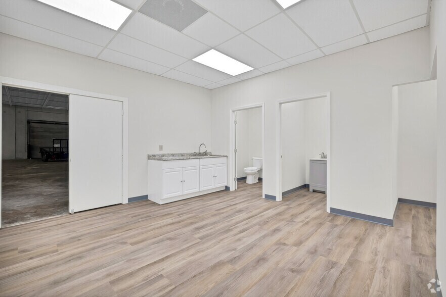 More Photos Of 2748-2758 Bingle Rd, Houston Unknown For Lease