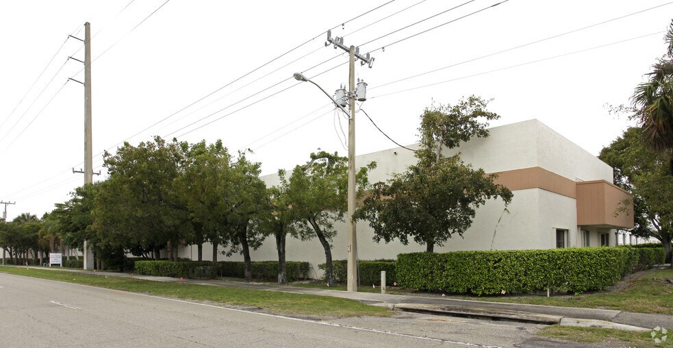 More Photos Of 4201 N Dixie Hwy, Boca Raton Light Distribution For Sale