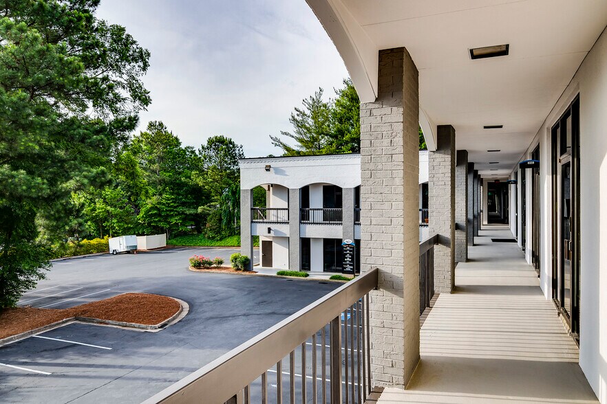 More Photos Of 3020 Roswell Rd NE, Marietta Medical For Lease
