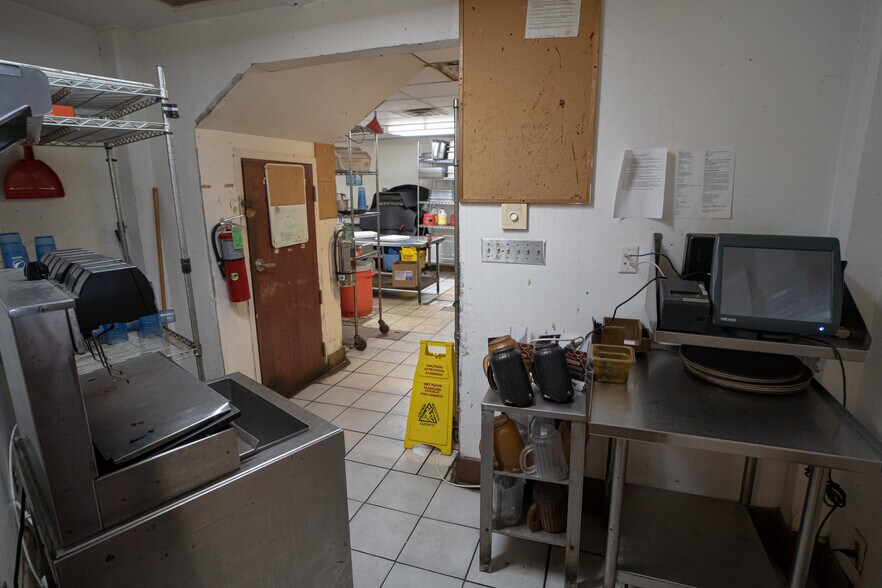 More Photos Of 406 South Ave, Springfield Storefront Retail Office For Lease