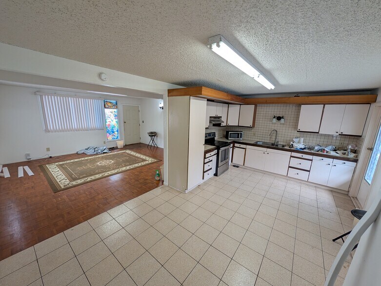 More Photos Of 1638 10th Ave, Honolulu Storefront Retail Office For Sale