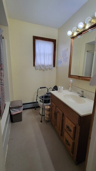 More Photos Of 522 Main St, Rockwood Specialty For Sale