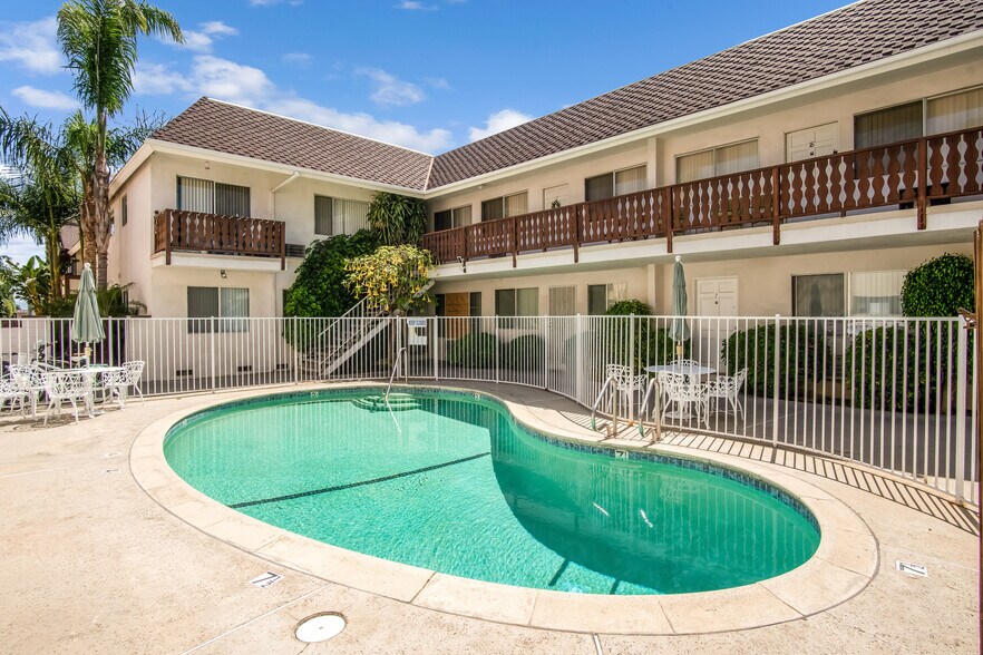 More Photos Of 18551 Prairie St, Northridge Apartments For Sale