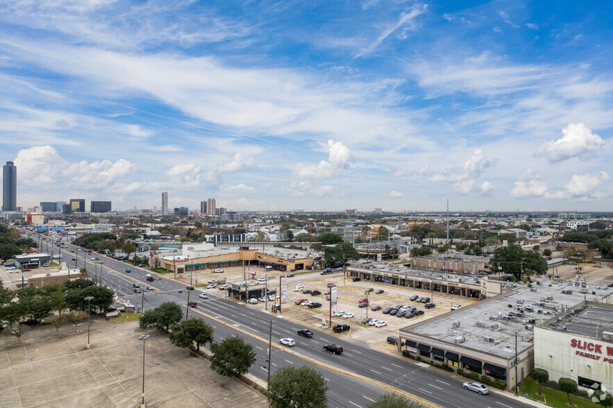 More Photos Of 5901 Westheimer Rd, Houston Unknown For Lease