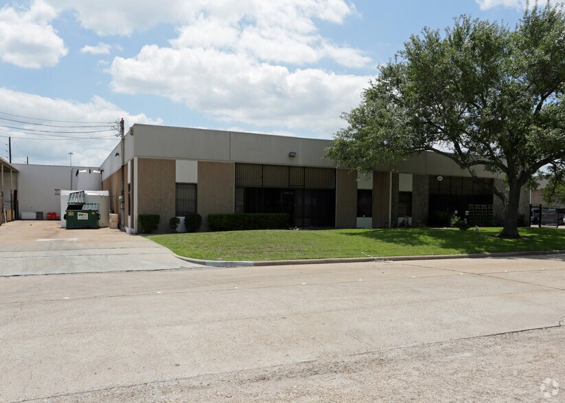 Primary Photo Of 10801 Brooklet Dr, Houston Warehouse For Lease