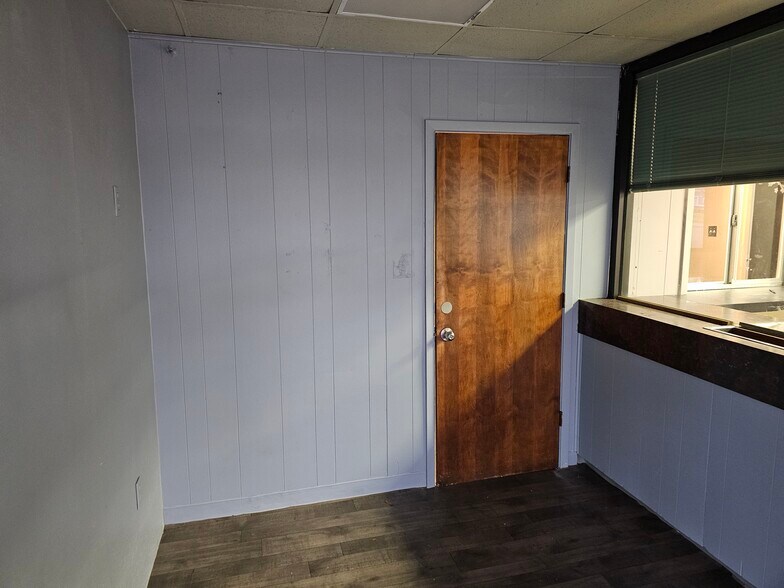 More Photos Of 103 S Fannin Ave, Cameron Office For Lease