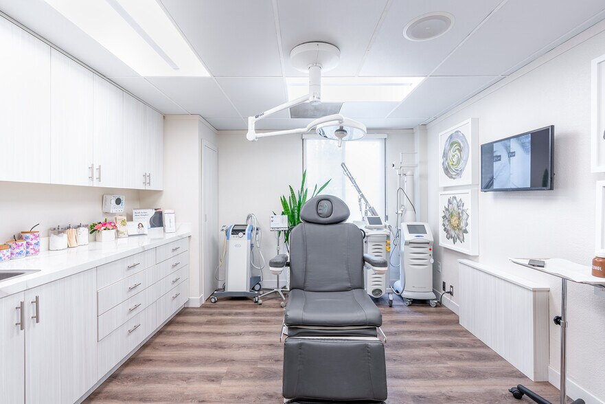 More Photos Of 7301 Girard Ave, La Jolla Medical For Lease