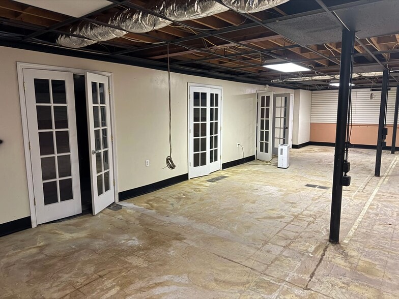 More Photos Of 2140 Lawndale Dr, Greensboro Storefront For Lease
