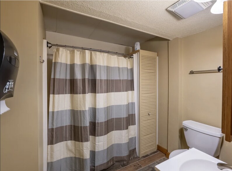 More Photos Of 1201 S Park Ave, Herrin Office For Sale