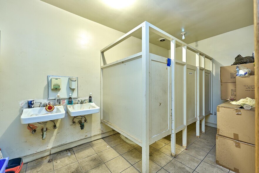 More Photos Of 2302 E 38th St, Vernon Manufacturing For Sale