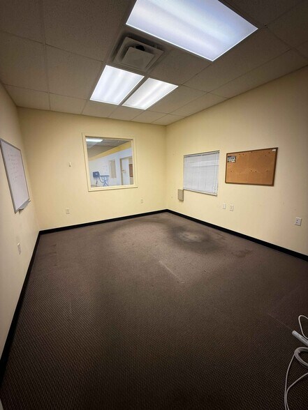 More Photos Of 937 E 53rd St, Davenport Warehouse For Lease