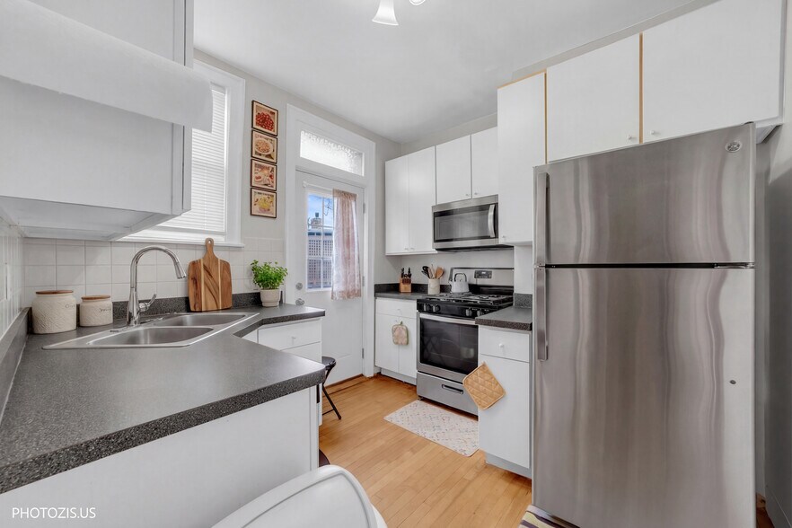 More Photos Of 6533 W North Ave, Oak Park Storefront Retail Office For Sale