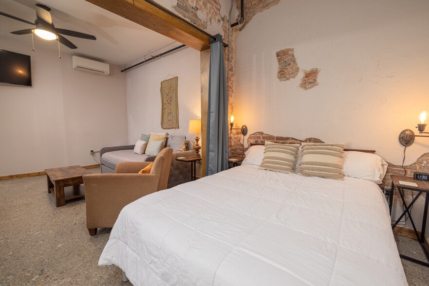 More Photos Of 29 S Carolina St, Hartwell Hotel For Sale