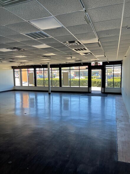 More Photos Of 900 N Hampton Rd, DeSoto Fast Food For Lease