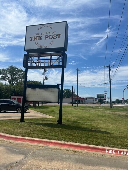 More Photos Of 300 N Broadway St, Joshua Storefront Retail Office For Lease