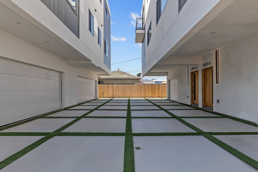 More Photos Of 2921 S Burnside Ave, Los Angeles Apartments For Sale