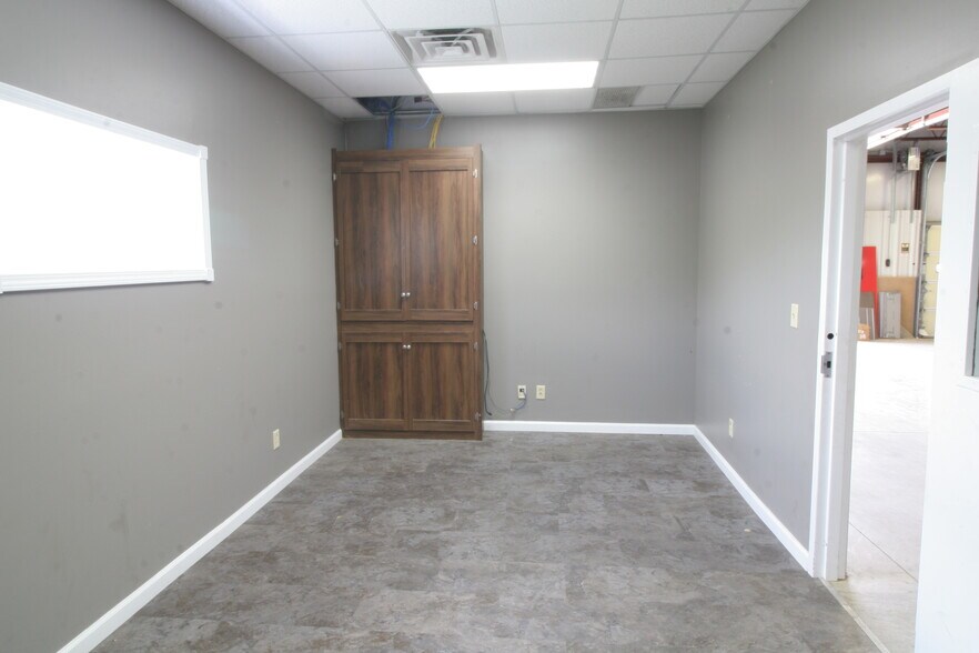More Photos Of 2205 Bremer Rd, Fort Wayne Warehouse For Sale