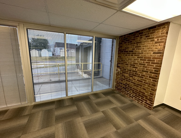 More Photos Of 4951 Dixie Hwy, Fairfield Showroom For Sale