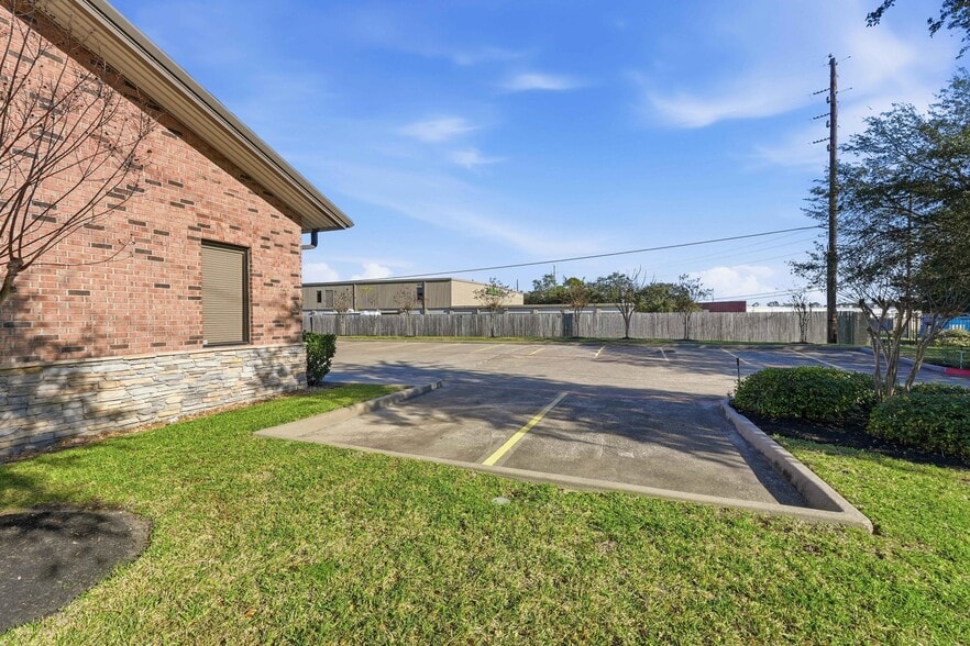 More Photos Of 15440 Ridge Park Dr, Houston Office For Sale