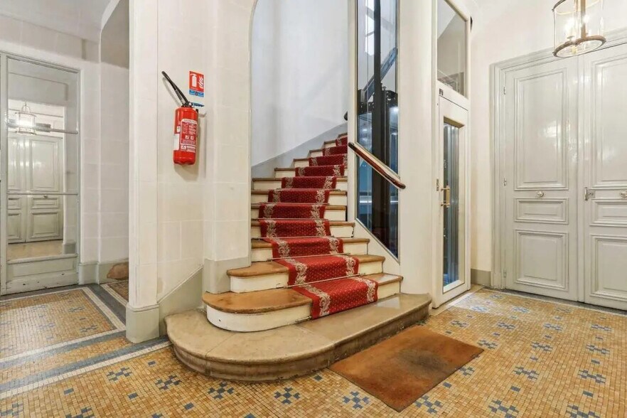 More Photos Of 9 Rue De Vézelay, Paris Office For Sale