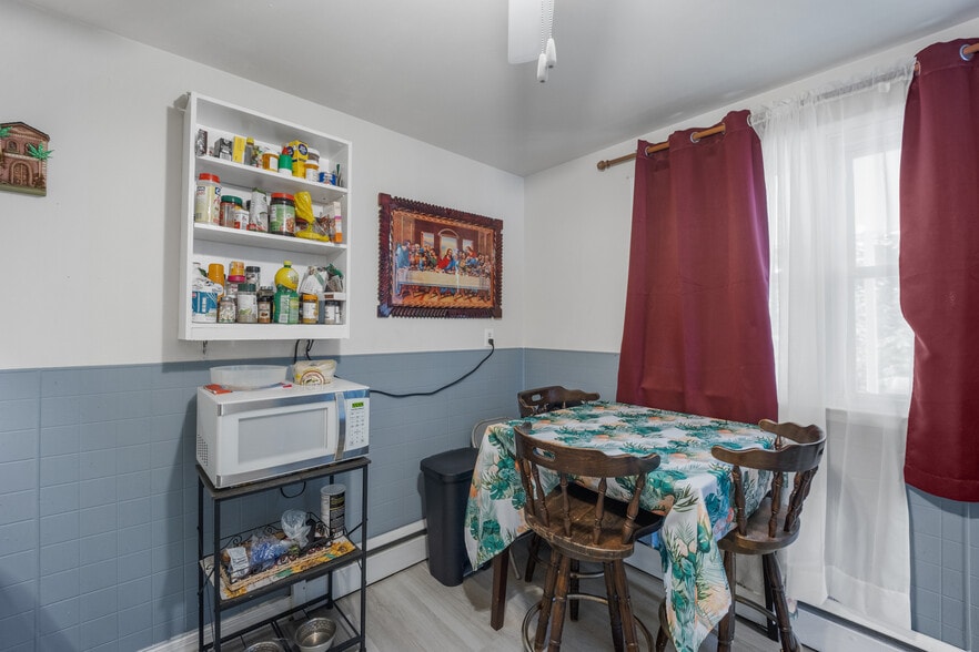 More Photos Of 2516-2518 N Dupont Pky, Middletown Freestanding For Sale