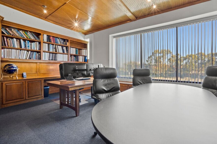 More Photos Of 2372-2382 SE Bristol St, Newport Beach Office For Sale