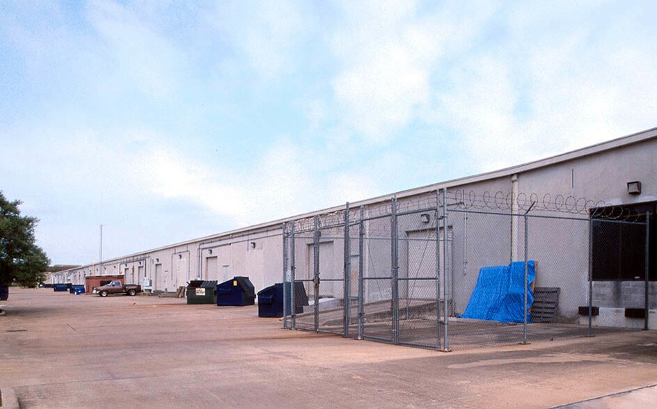 More Photos Of 2525 W Bellfort St, Houston Research And Development For Lease