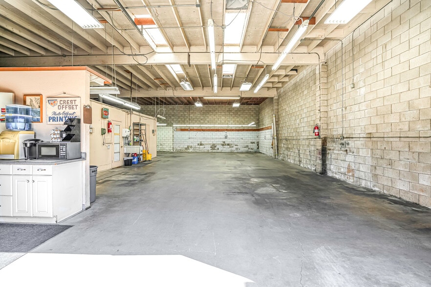 More Photos Of 921 Coolidge Ave, National City Light Manufacturing For Sale